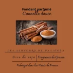 Étiquette du fondant parfumé 'Cannelle douce' à la cire de soja. L'illustration est une photo de bâtons de cannelle, évoquant un parfum épicé, chaud et gourmand.