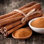 Étiquette du fondant parfumé 'Cannelle douce' à la cire de soja. L'illustration est une photo de bâtons de cannelle, évoquant un parfum épicé, chaud et gourmand.
