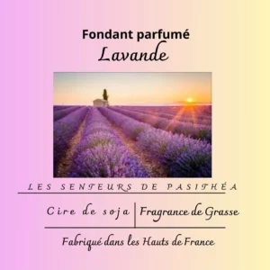 Étiquette du fondant parfumé 'Lavande' à la cire de soja. L'illustration montre un champ de lavande en Provence au coucher du soleil, évoquant la détente et la sérénité.