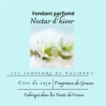 Étiquette du fondant parfumé 'Nectar d'hiver' à la cire de soja. L'illustration est une photo de fleurs blanches d'hellébore (rose de Noël) qui percent un manteau de neige.