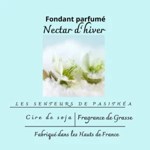 Étiquette du fondant parfumé 'Nectar d'hiver' à la cire de soja. L'illustration est une photo de fleurs blanches d'hellébore (rose de Noël) qui percent un manteau de neige.
