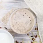 Étiquette du fondant parfumé 'Poudre de riz' à la cire de soja. L'illustration est une photo d'un bol de poudre de riz, évoquant un parfum doux, poudré et réconfortant