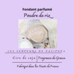Étiquette du fondant parfumé 'Poudre de riz' à la cire de soja. L'illustration est une photo d'un bol de poudre de riz, évoquant un parfum doux, poudré et réconfortant.