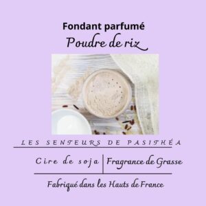 Étiquette du fondant parfumé 'Poudre de riz' à la cire de soja. L'illustration est une photo d'un bol de poudre de riz, évoquant un parfum doux, poudré et réconfortant.