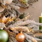 Étiquette du fondant parfumé 'Sapin de Noel' à la cire de soja. L'illustration est une photo d'un sapin de Noël décoré, évoquant un parfum boisé, frais et résineux.
