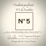 Étiquette du fondant parfumé 'N°5 de Pasithéa', inspiré du parfum Chanel N°5. L'illustration est une typographie N°5, évoquant une fragrance florale aldéhydée et intemporelle