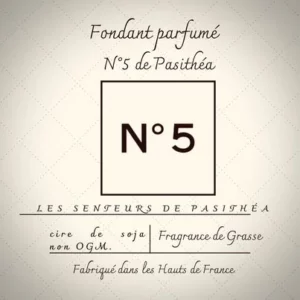 Étiquette du fondant parfumé 'N°5 de Pasithéa', inspiré du parfum Chanel N°5. L'illustration est une typographie N°5, évoquant une fragrance florale aldéhydée et intemporelle