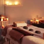 Étiquette du fondant parfumé 'Ambiance relaxante' à la cire de soja. L'illustration est une photo d'un salon de spa avec une table de massage, des pierres chaudes et des bougies, évoquant la détente.