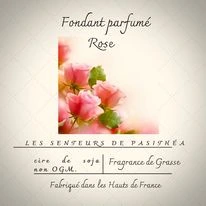 Étiquette du fondant parfumé 'Rose' à la cire de soja. L'illustration est une photo de roses roses fraîches, évoquant un parfum floral, classique et romantique.
