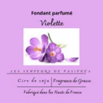 Étiquette du fondant parfumé 'Violette' à la cire de soja. L'illustration est une photo de fleurs violettes, évoquant un parfum floral, poudré et délicatement sucré.