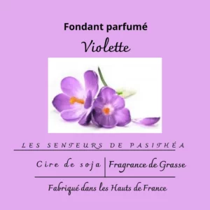 Étiquette du fondant parfumé 'Violette' à la cire de soja. L'illustration est une photo de fleurs violettes, évoquant un parfum floral, poudré et délicatement sucré.