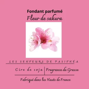 Étiquette du fondant parfumé 'Fleur de sakura' à la cire de soja. L'illustration est une photo de fleurs de cerisier du Japon, évoquant un parfum floral, doux et printanier.