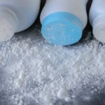 Étiquette du fondant parfumé 'Talc' à la cire de soja. L'illustration est une photo de poudre de talc, évoquant un parfum poudré, doux et propre de bébé.