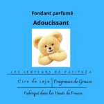 Étiquette du fondant parfumé 'Adoucissant' à la cire de soja. L'illustration est une photo d'un ours en peluche doux, évoquant un parfum frais et réconfortant de linge propre.