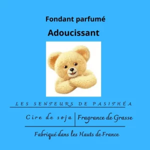 Étiquette du fondant parfumé 'Adoucissant' à la cire de soja. L'illustration est une photo d'un ours en peluche doux, évoquant un parfum frais et réconfortant de linge propre.