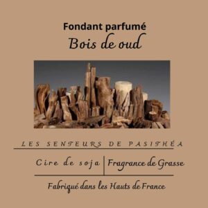 Étiquette du fondant parfumé 'Bois de oud' à la cire de soja. L'illustration est une photo de morceaux de bois d'agar (oud), évoquant un parfum boisé, oriental et luxueux.