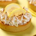Étiquette du fondant parfumé 'Citron meringué' à la cire de soja. L'illustration est une photo d'une tartelette au citron meringuée, évoquant un parfum gourmand, sucré et acidulé