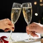 Étiquette du fondant parfumé 'Coupe de champagne' à la cire de soja. L'illustration montre deux personnes qui trinquent avec des flûtes de champagne pour célébrer un événement.