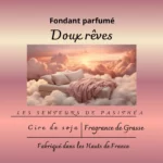 Étiquette du fondant parfumé 'Doux rêves' à la cire de soja. L'illustration onirique montre un lit flottant dans des nuages roses, évoquant un parfum apaisant pour le sommeil.