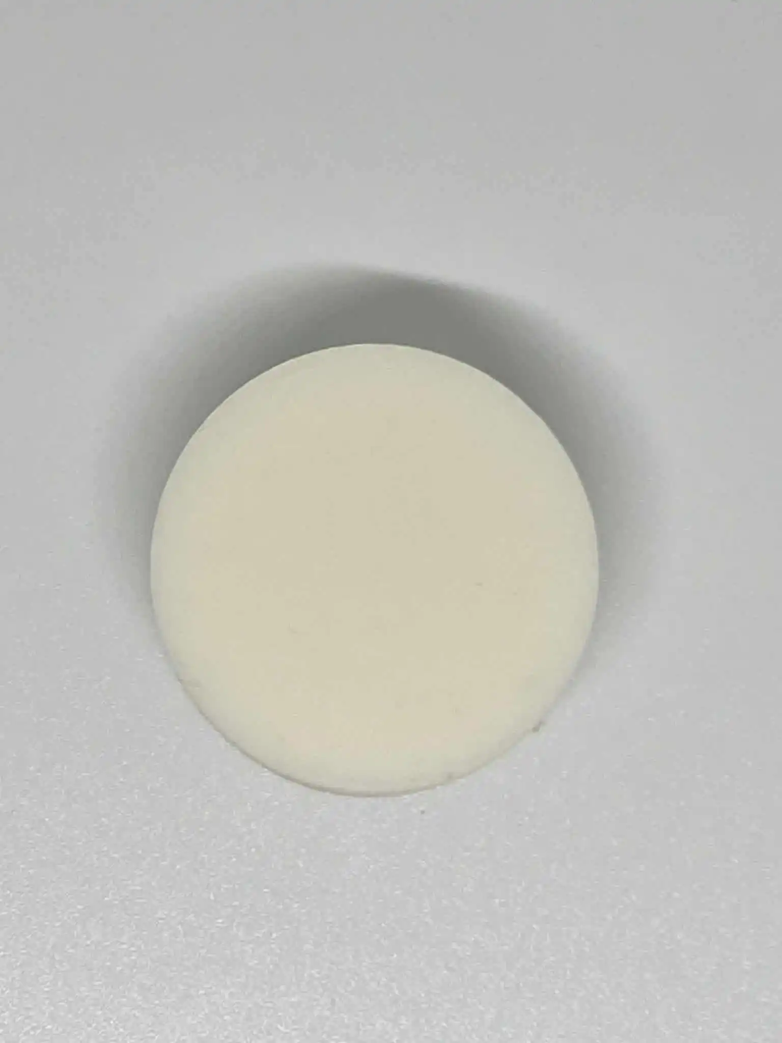 Étiquette du fondant parfumé 'Talc' à la cire de soja. L'illustration est une photo de poudre de talc, évoquant un parfum poudré, doux et propre de bébé.