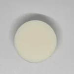 Étiquette du fondant parfumé 'j'adore' à la cire de soja, inspiré du célèbre parfum de Dior. L'illustration montre des fleurs dorées, évoquant un grand bouquet floral, fruité et lumineux.