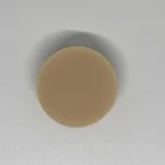 Étiquette du fondant parfumé 'Bois de oud' à la cire de soja. L'illustration est une photo de morceaux de bois d'agar (oud), évoquant un parfum boisé, oriental et luxueux.
