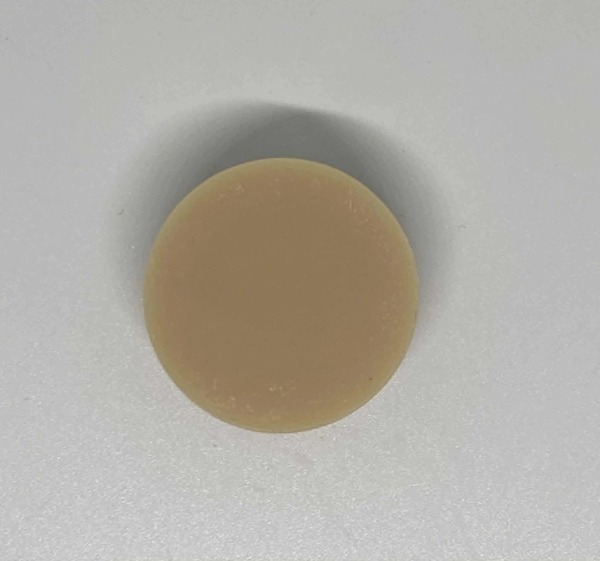 Étiquette du fondant parfumé 'Bois de oud' à la cire de soja. L'illustration est une photo de morceaux de bois d'agar (oud), évoquant un parfum boisé, oriental et luxueux.