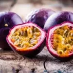 Étiquette du fondant parfumé 'Fruit de la passion' à la cire de soja. L'illustration est une photo de fruits de la passion frais sur du bois, évoquant un parfum exotique et acidulé