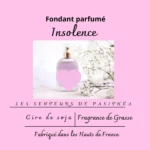 Étiquette du fondant parfumé 'Insolence' à la cire de soja. L'illustration montre un flacon de parfum de luxe, évoquant une fragrance florale et fruitée à la violette.