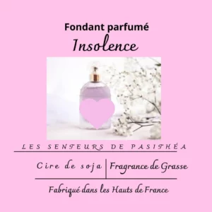 Étiquette du fondant parfumé 'Insolence' à la cire de soja. L'illustration montre un flacon de parfum de luxe, évoquant une fragrance florale et fruitée à la violette.