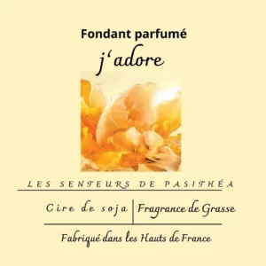 Étiquette du fondant parfumé 'j'adore' à la cire de soja, inspiré du célèbre parfum de Dior. L'illustration montre des fleurs dorées, évoquant un grand bouquet floral, fruité et lumineux.