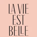 Étiquette du fondant parfumé 'La belle vie', inspiré du parfum La Vie Est Belle. L'image montre une typographie élégante, évoquant une fragrance gourmande, joyeuse et féminine.