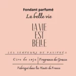 Étiquette du fondant parfumé 'La belle vie', inspiré du parfum La Vie Est Belle. L'image montre une typographie élégante, évoquant une fragrance gourmande, joyeuse et féminine.