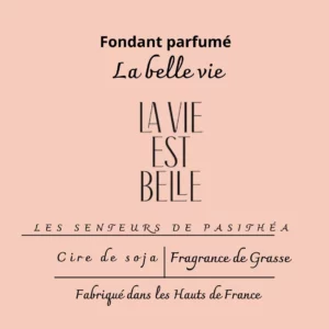 Étiquette du fondant parfumé 'La belle vie', inspiré du parfum La Vie Est Belle. L'image montre une typographie élégante, évoquant une fragrance gourmande, joyeuse et féminine.