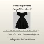 Étiquette du fondant parfumé 'La petite robe N', inspiré du parfum La Petite Robe Noire. L'illustration montre une petite robe noire chic, évoquant un parfum gourmand et féminin.