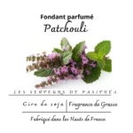 Étiquette du fondant parfumé 'Patchouli' à la cire de soja. L'illustration montre une branche de la plante de patchouli avec ses feuilles vertes et ses fleurs violettes.