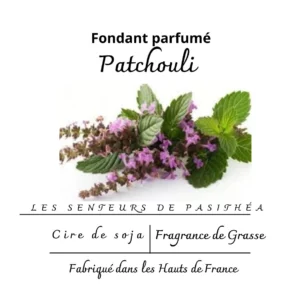 Étiquette du fondant parfumé 'Patchouli' à la cire de soja. L'illustration montre une branche de la plante de patchouli avec ses feuilles vertes et ses fleurs violettes.