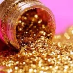 Étiquette du fondant parfumé 'Poudre de perlimpinpin' à la cire de soja. L'illustration est une photo de paillettes dorées, évoquant un parfum magique, pétillant et féérique.