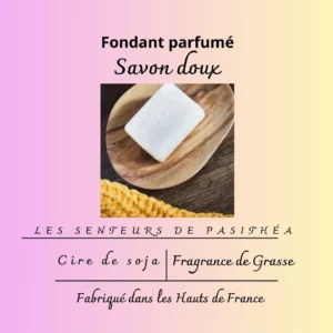 Étiquette du fondant parfumé 'Savon doux' à la cire de soja. L'illustration est une photo d'un pain de savon blanc, évoquant un parfum de propreté, frais et cotonneux.