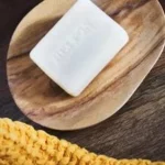 Étiquette du fondant parfumé 'Savon doux' à la cire de soja. L'illustration est une photo d'un pain de savon blanc, évoquant un parfum de propreté, frais et cotonneux.