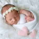 Étiquette du fondant parfumé 'Bébé d'amour' à la cire de soja. L'illustration est une photo d'un nouveau-né endormi, évoquant un parfum doux, propre et poudré.